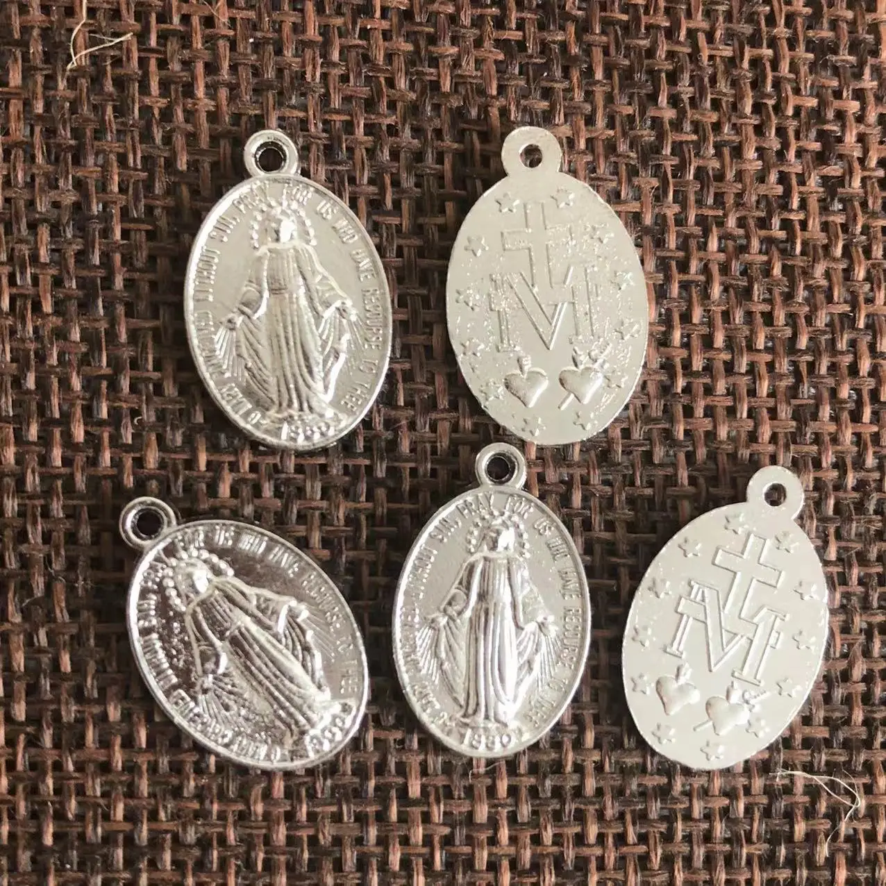 Ожерелье с одним отверстием из дешевого цинкового сплава с 100 шт. на упаковку "Наша Леди Милосердия" католический аксессуар - подвеска "Наша Леди" для розария.