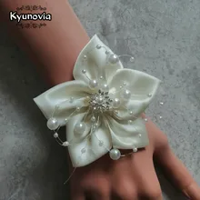 Kyunovia-ramillete de cinta de seda para boda, ramillete de muñeca con cuentas de perlas, pulsera de dama de honor de marfil, ramillete de muñeca para novia, decoración, BY22