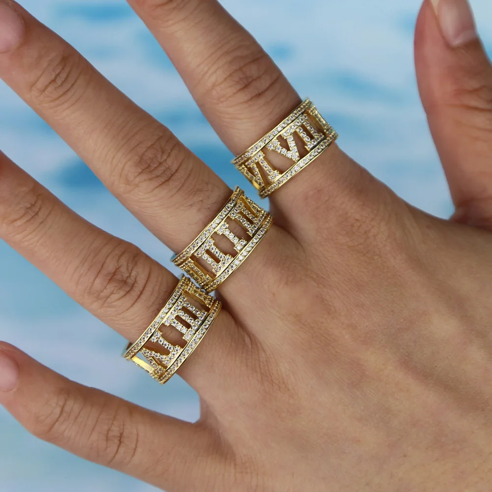 Женское и мужское кольцо с фианитом золотистое микрозакрепкой римскими цифрами 5