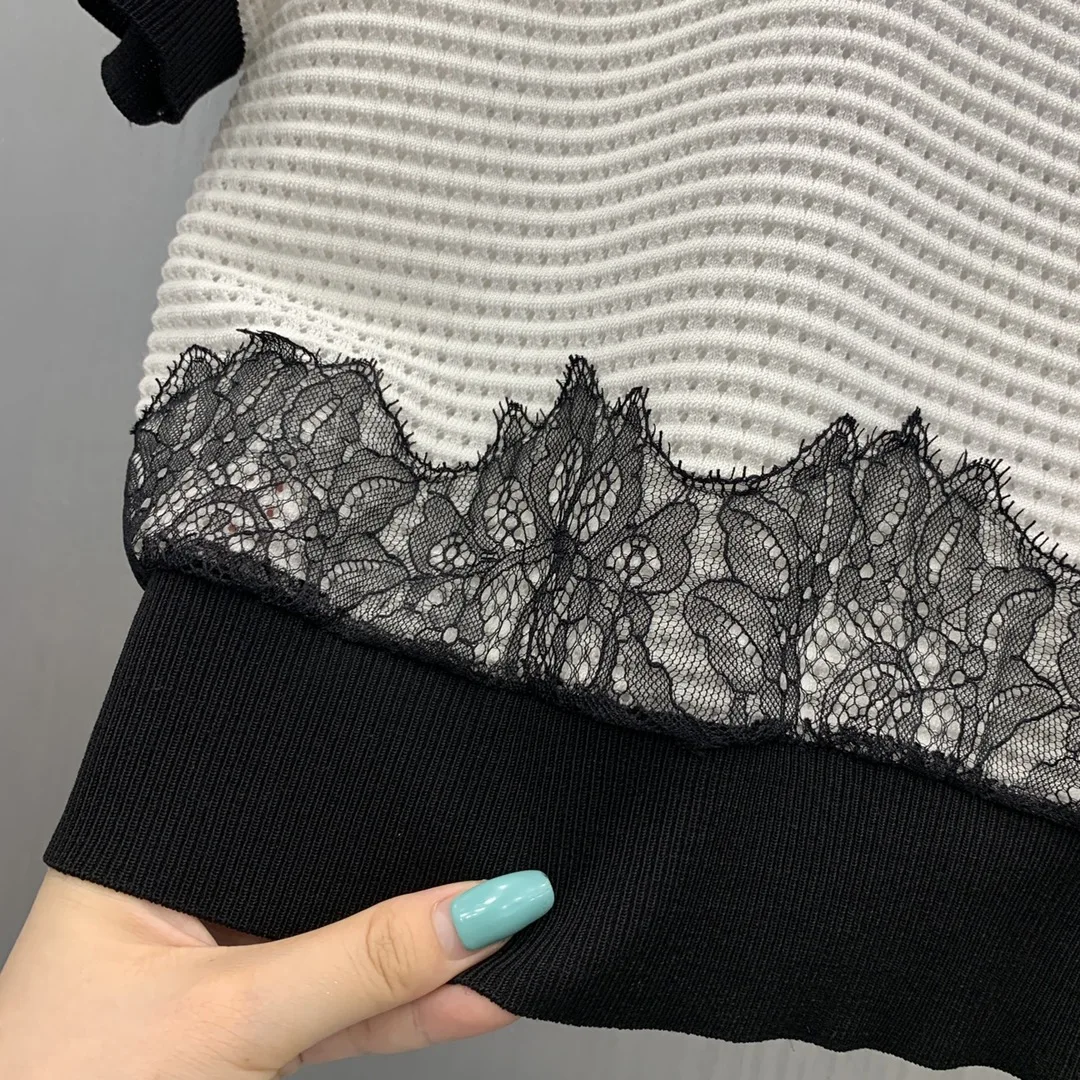 

High-end Brand Black Knitted Tops for Women 2021 Summer New Contrast O-neck Short Sleeve Hollow Out Tops Lace Hem Slim White Top