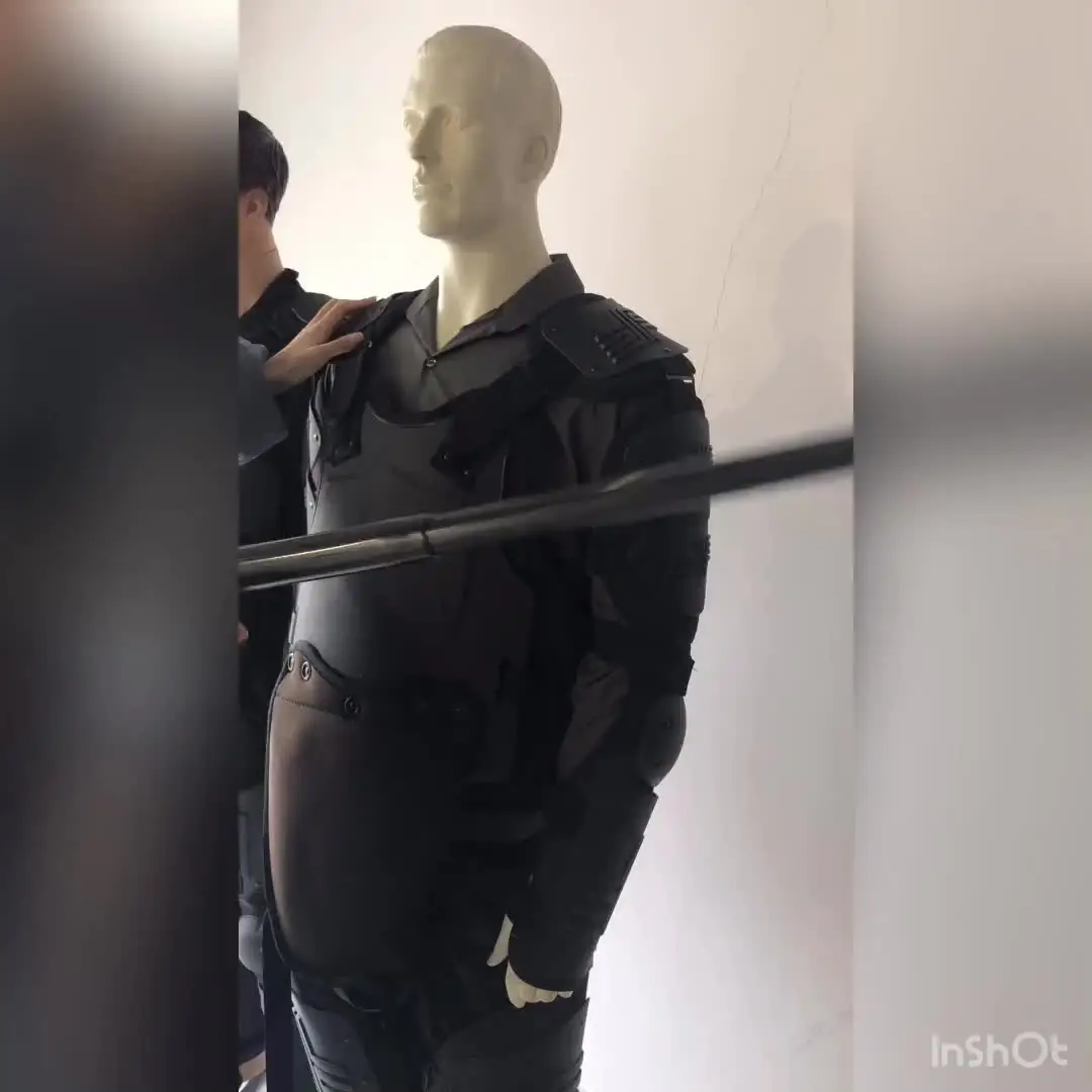 

Полицейская армия использует светильник вес с высокой защитой от беспорядков