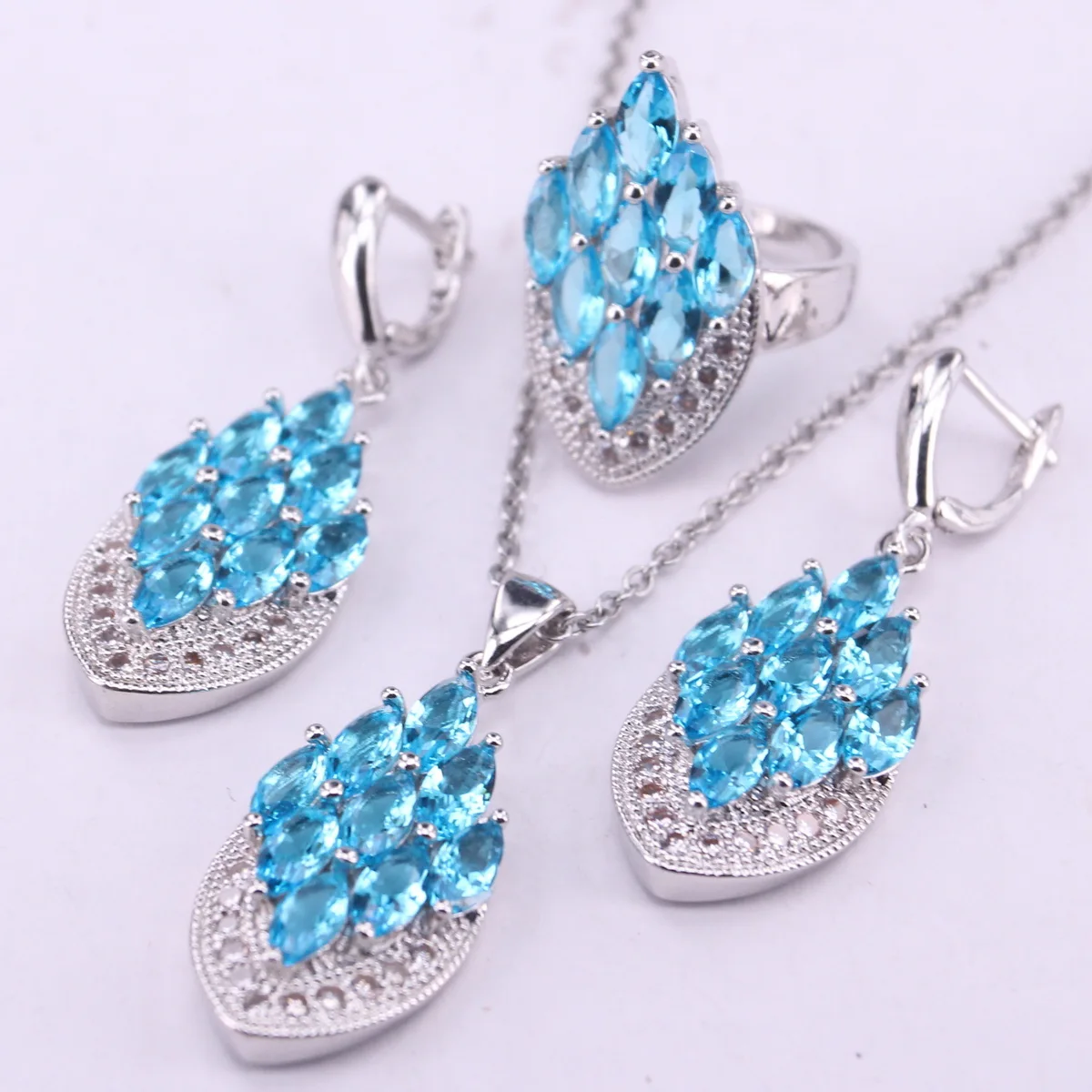 

Серьги и кольцо женские из серебра 925 пробы