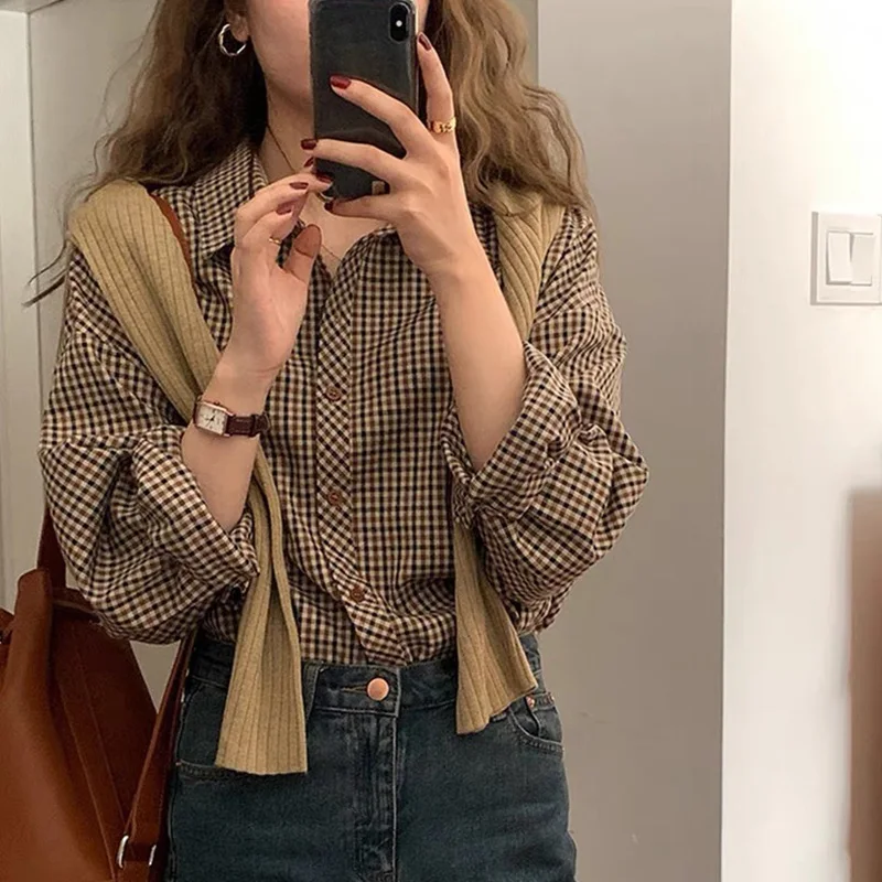 

Autumn 2021 New French chic blouse polo plaid shirt Female retro Hong Kong flavor design sense is small.