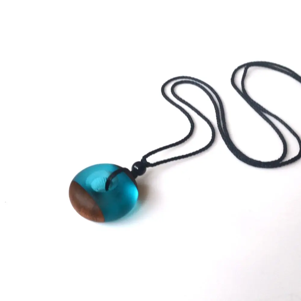 Древняя древесная смола с характерным ожерельем для ювелирных изделий отправьте