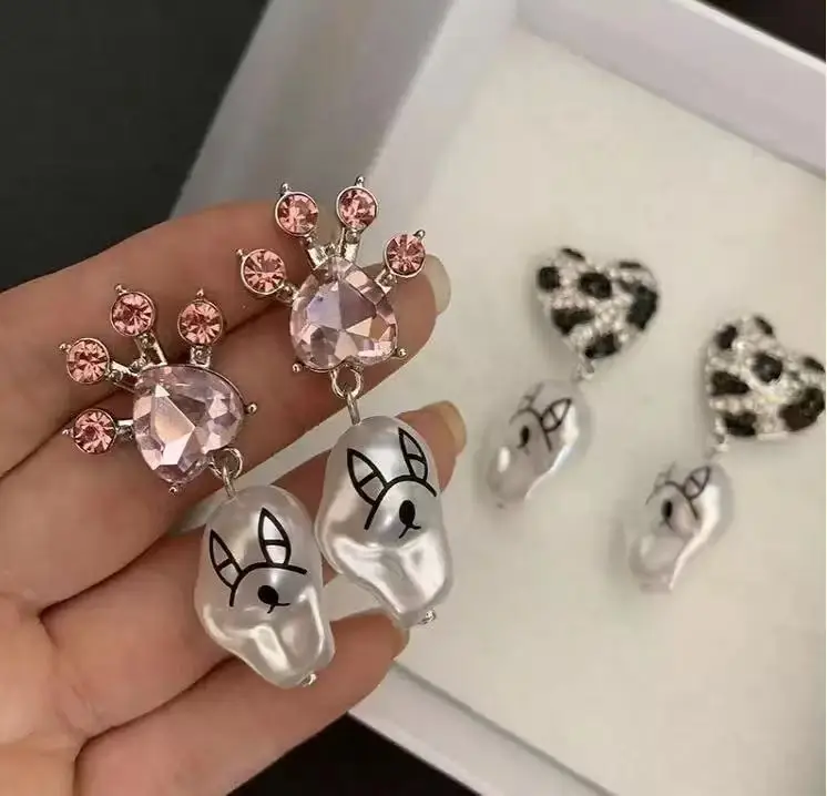 

Модные Простые розовые черные серьги Стразы с жемчугом, серьги-капли с неровным сердцем и принтом лапы для женщин, индивидуальные модные ук...