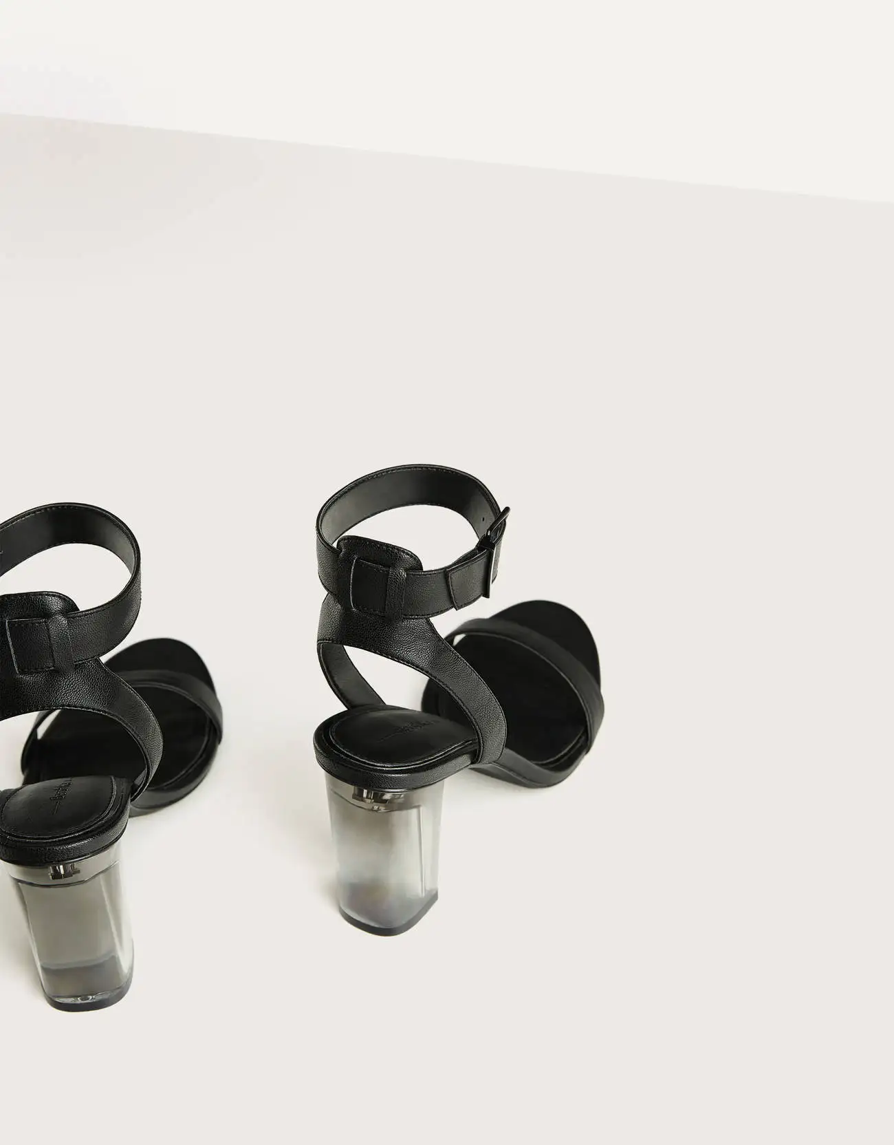 

The New Black Transparent Thick Heeled One-word Buckle Sandals