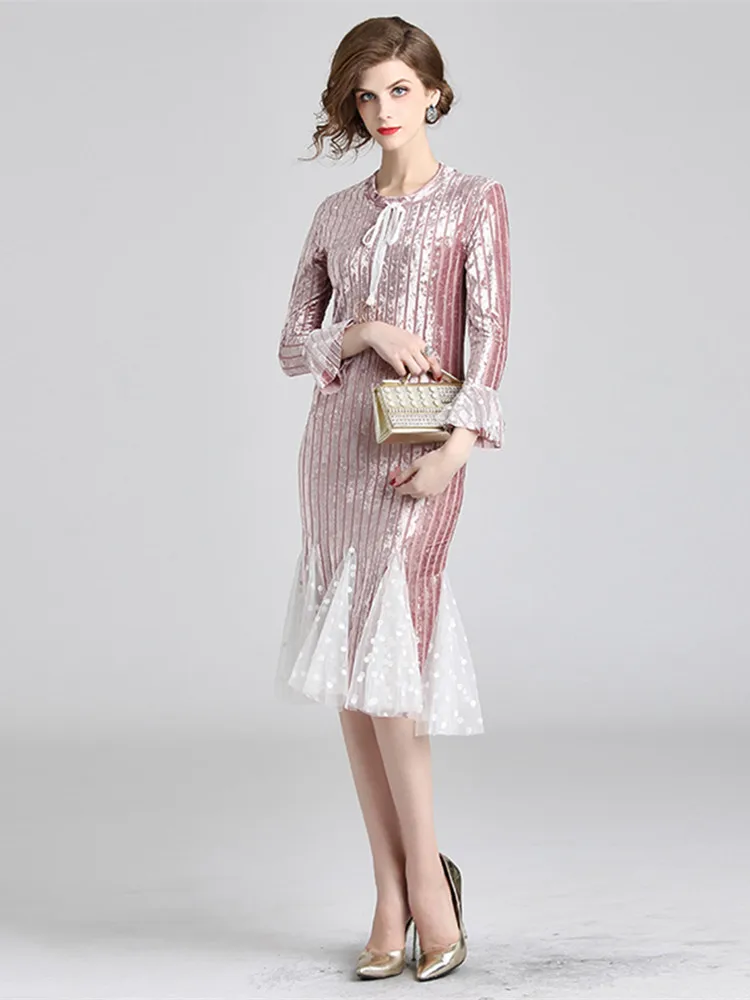 Женское бархатное платье с расклешенными рукавами VERHELLEN черные и розовые