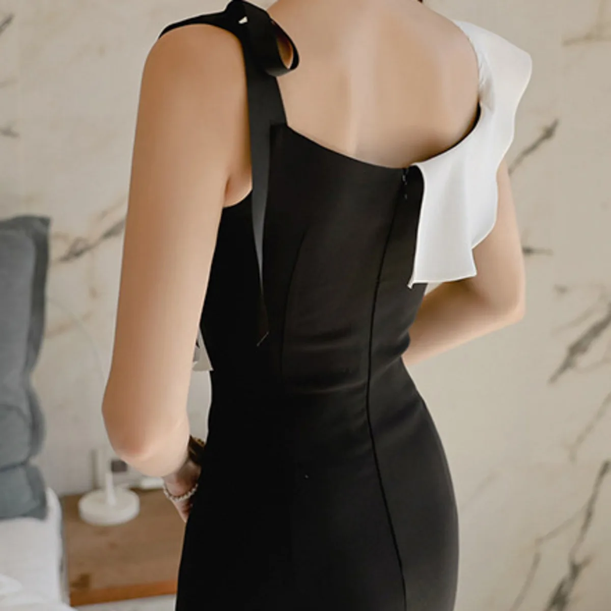 

BacklakeGirls 2021 Sexy Deep V-neck Ruffle Hem Contrast Color Black And White Bodycon Dress Elegant Office Work Party Dresses