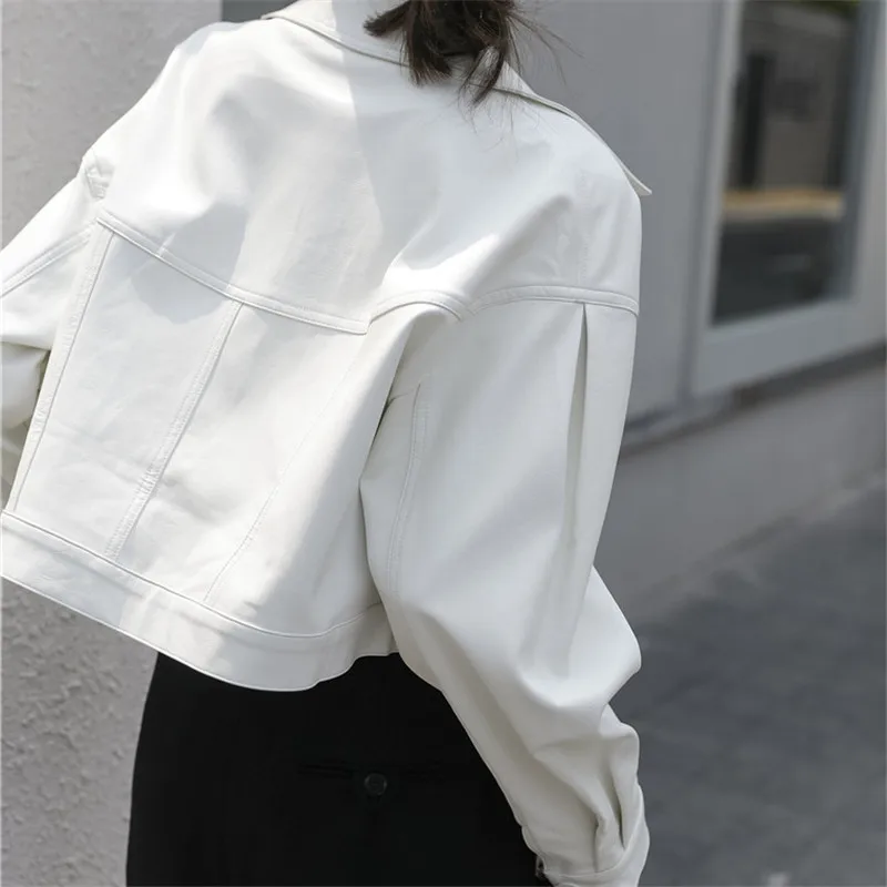 Женская укороченная куртка Sungtin однотонная черная белая из искусственной кожи