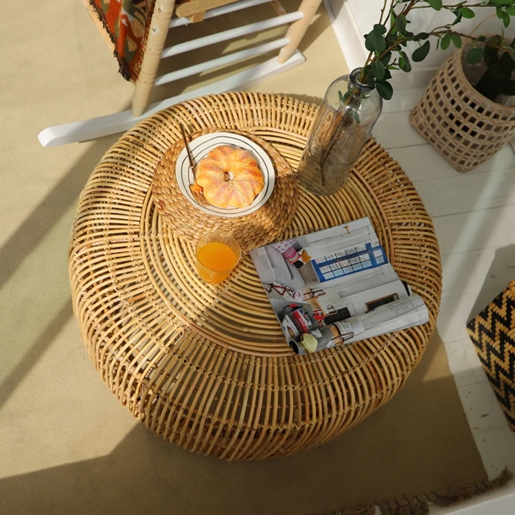 Круглый журнальный столик из ротанга ручной работы в минималистичном стиле