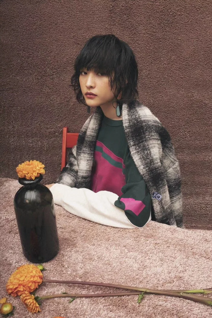 Уютный шикарный свитшот с надписями и цветными блоками спортивный пуловер