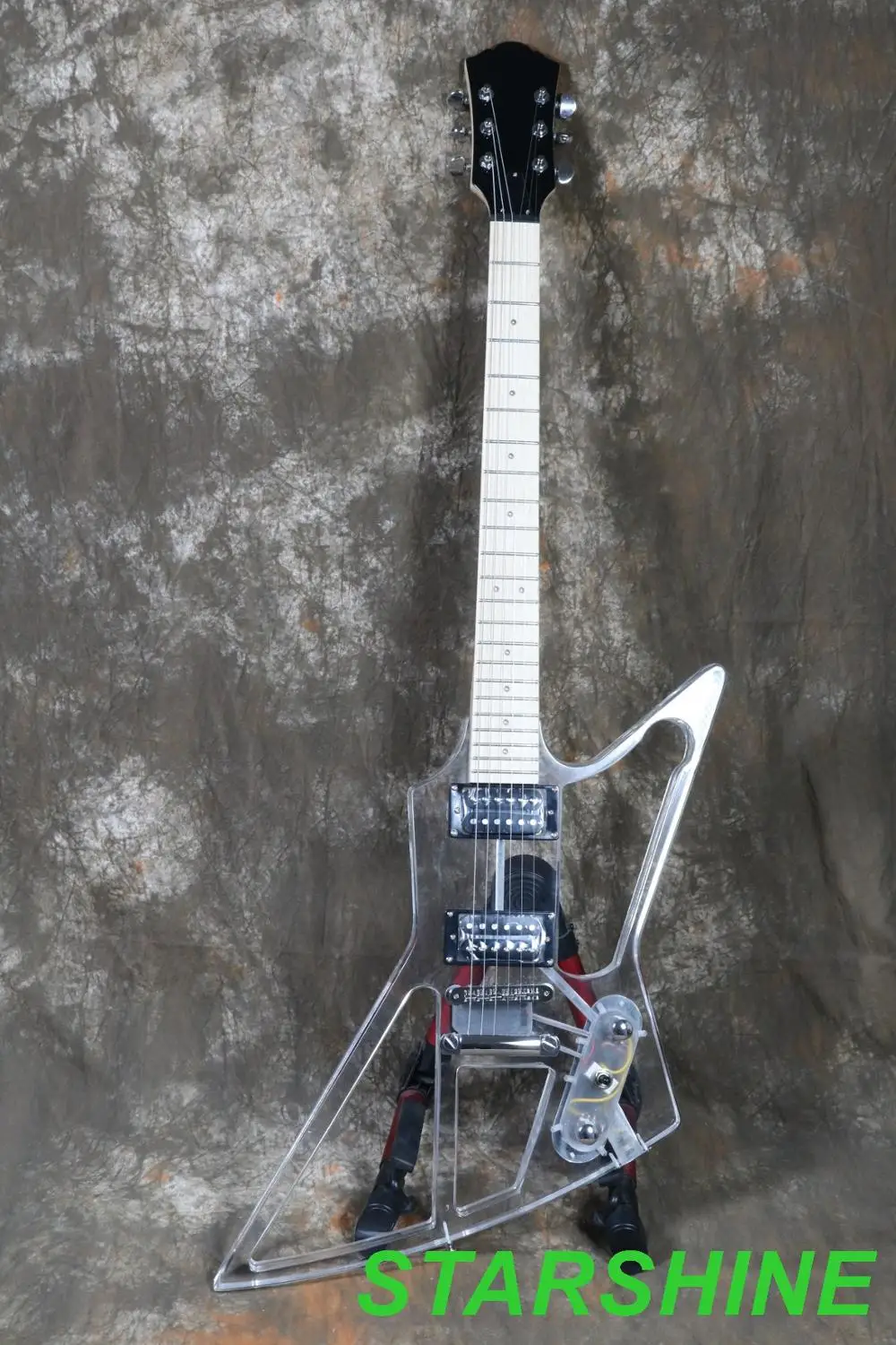 Гитара с выдолбленным акриловым корпусом и зеленым светодиодсветильник катором