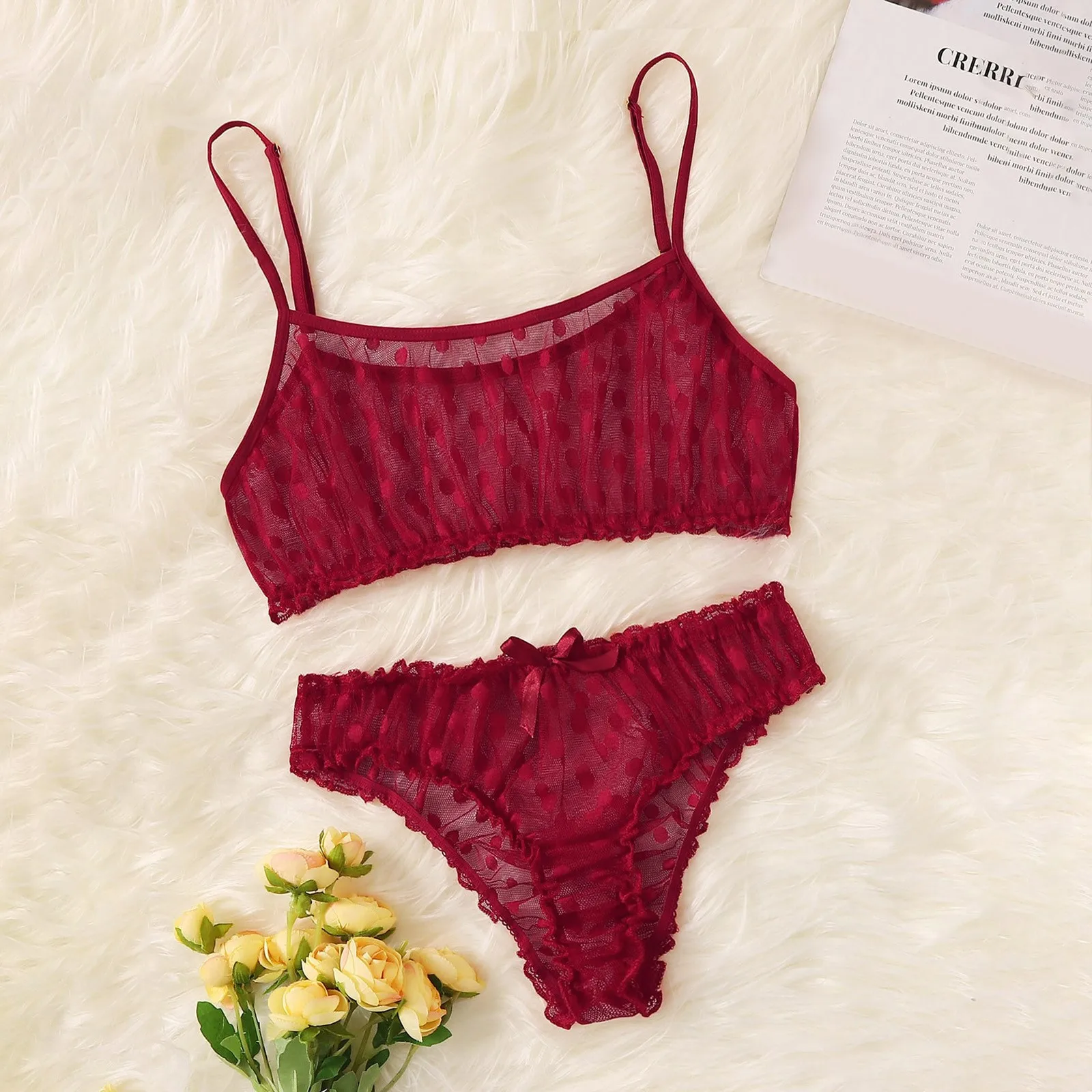 

Комплект женского кружевного нижнего белья из двух предметов