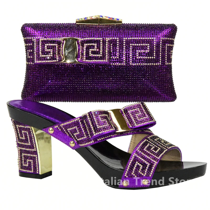 Комплект из итальянских женских туфель и сумочки черного цвета украшенный