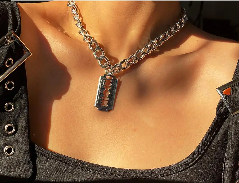 Ожерелье с кулоном в виде лезвия бабочки готическом стиле Массивное колье-чокер