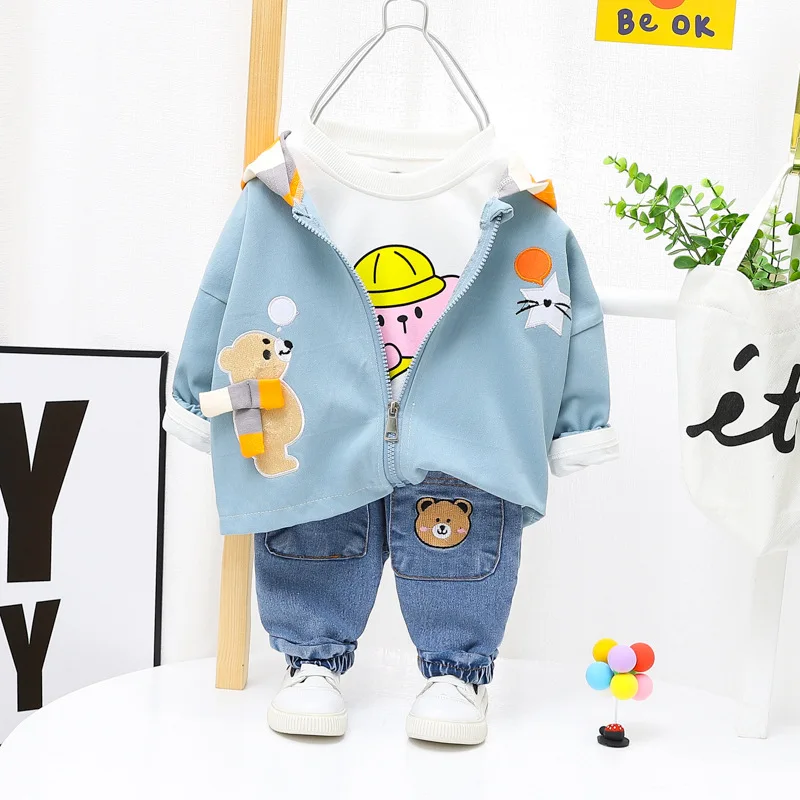 

Комплект одежды HYLKIDHUOSE для маленьких мальчиков и девочек, детская одежда, пальто с капюшоном и мультяшным медведем, футболка, джинсы, Детски...