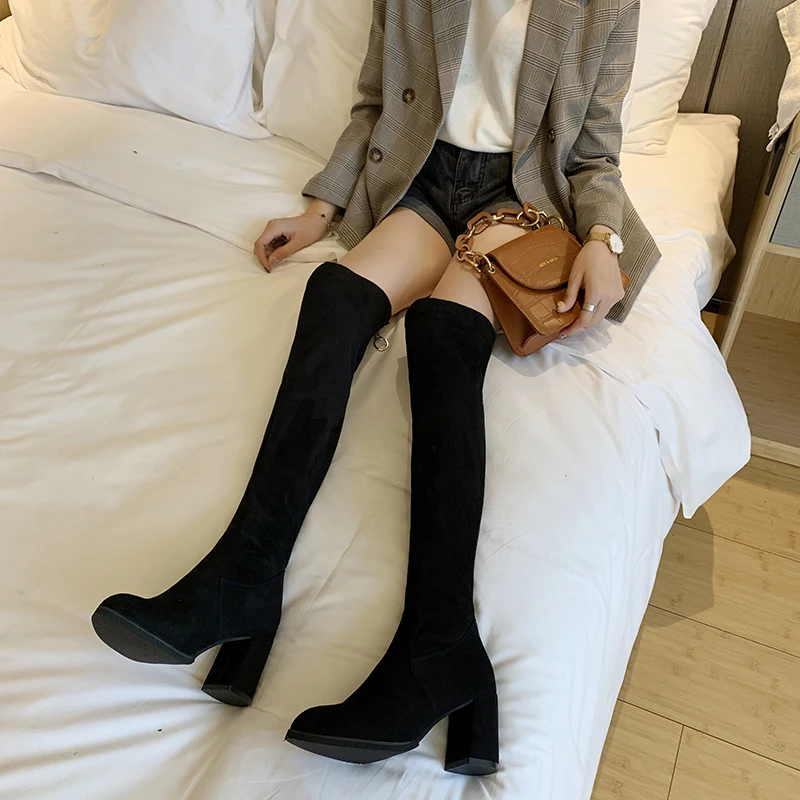 Черные замшевые ботфорты на Высоком толстом каблуке коллекция 2020 года модные