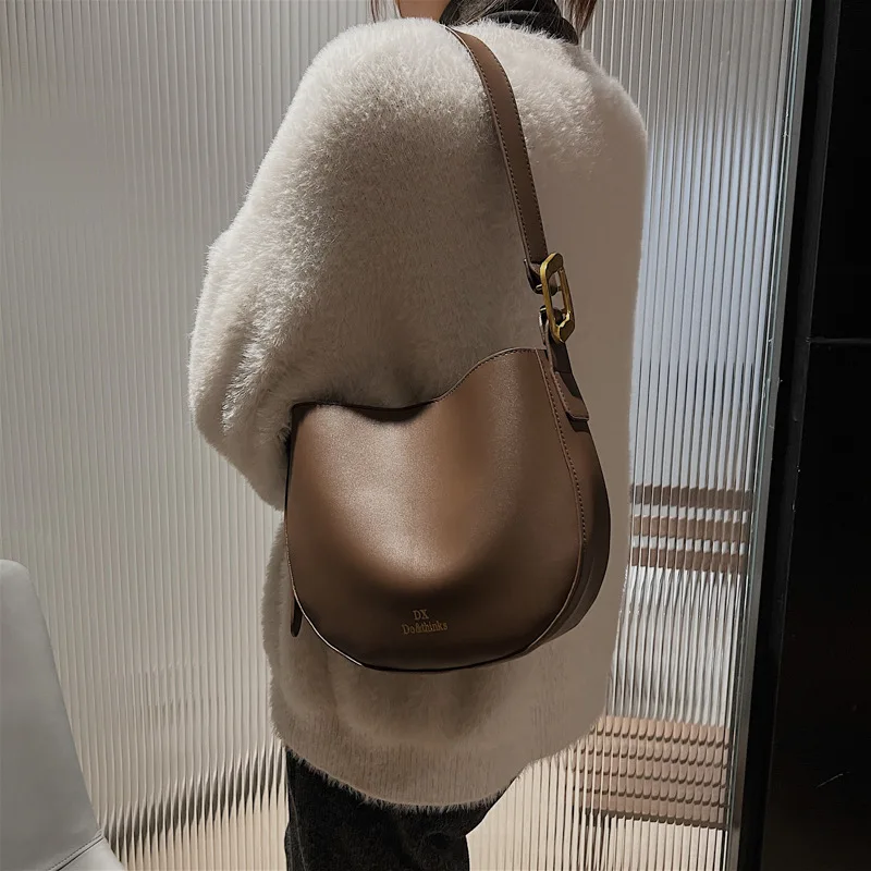 

Large-capacity bag female 2021 new tide restoring ancient ways of qiu dong build one shoulder oblique satchel feels brim saddle