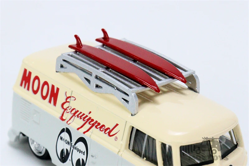 Tarmac Works x Schuco 1:64 VW Tipo II T1 Panel Van Mooneyes con RoofRack y tabla de surf modelo de coche fundido a presi&oacute;n-5