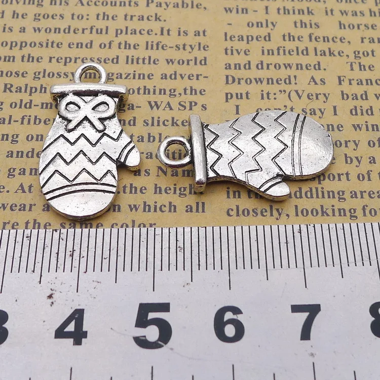 

LY431 26 * 15mm 3.9G Alloy Gloves Antique Retro Ornament Accessories DIY charm Pendant 25 Pcs/Bag