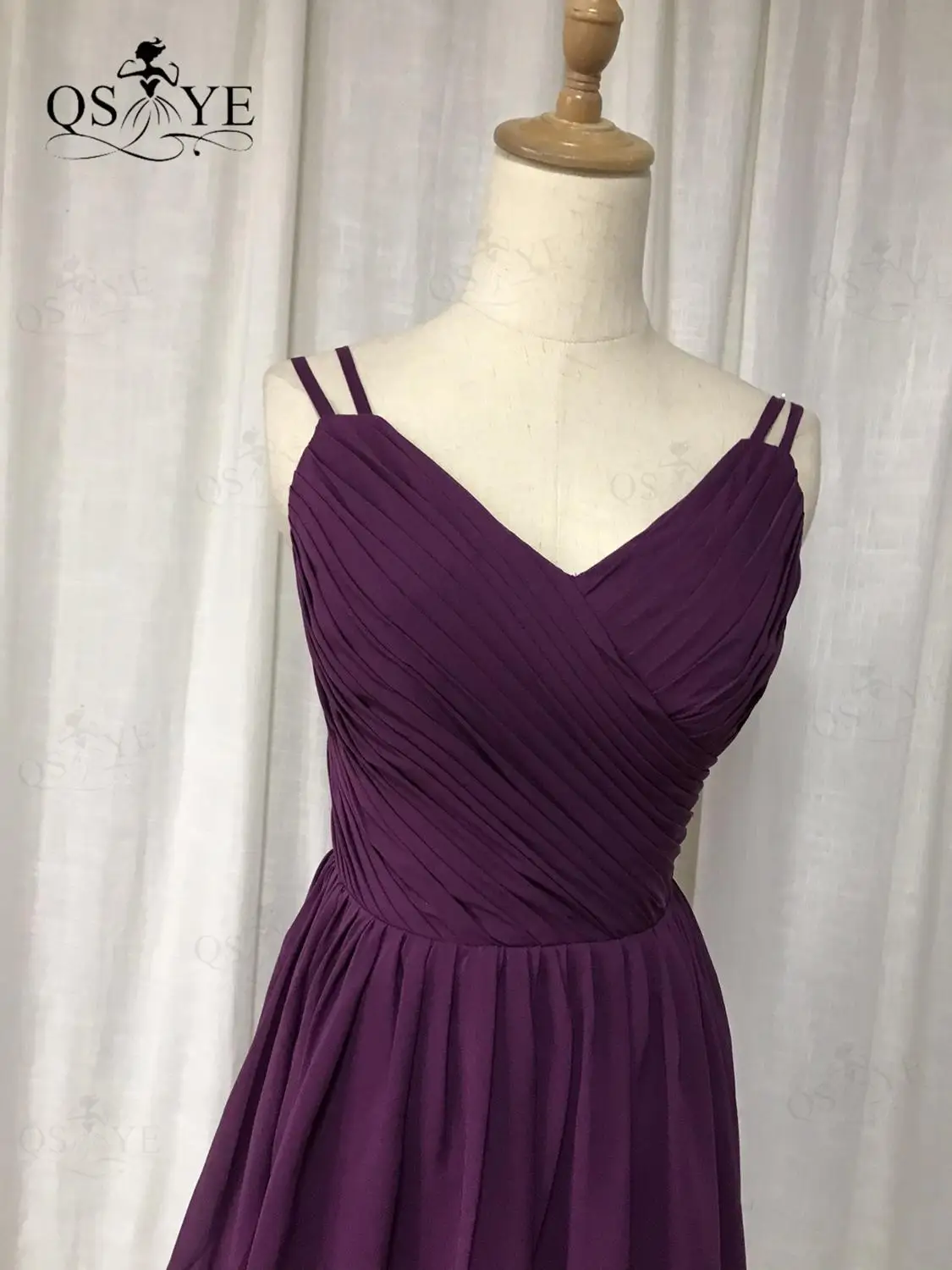 

Grape Short Bridesmaid Dress V Neck Chiffon Prom Dress Ruched Pleat Wedding Guest Gown Classic Shoulder Straps Deep Purple Gown