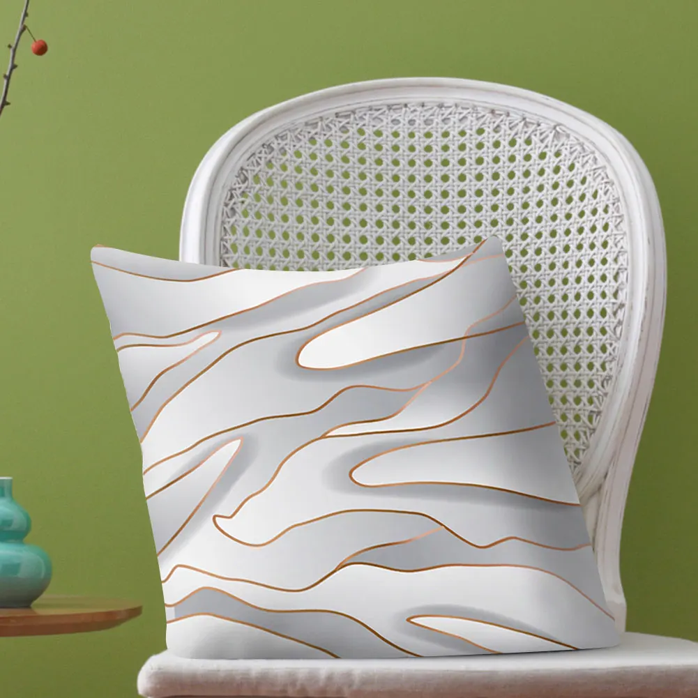 Декоративная наволочка из микрофибры персикового цвета с мраморным узором