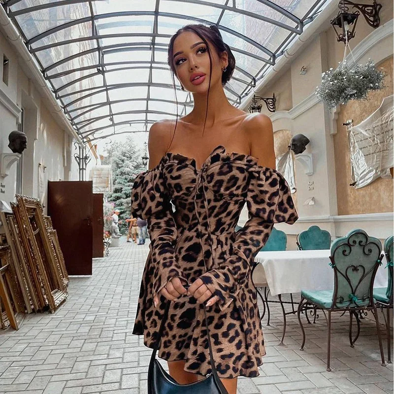 

Женское платье-трапеция без бретелек, с длинным рукавом