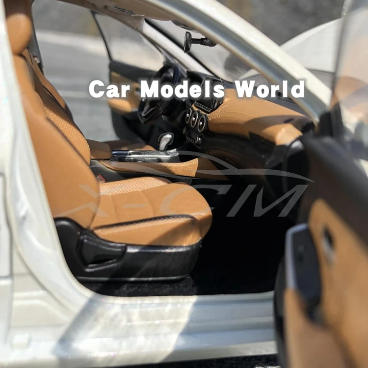 Литая под давлением модель автомобиля для Sylphy 1:18(белый)+ маленький подарок