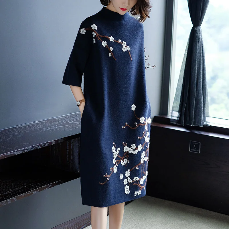 

Женское трикотажное платье-свитер с высоким воротом, свободного покроя