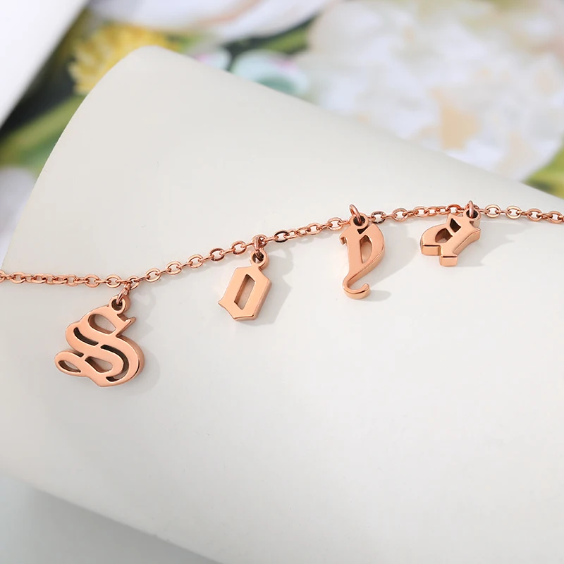 Ожерелье с буквенным принтом старинное английское ожерелье буквами надписью