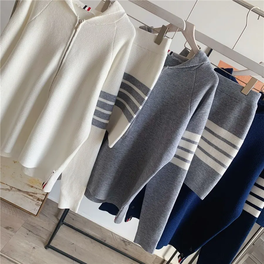

Juice Snow 2021 New TB Waffle Striped Knitted Pullover Zipper Hooded Skirt Suit Women Long Sleeves Sweater Hit Color Ribbon Hat