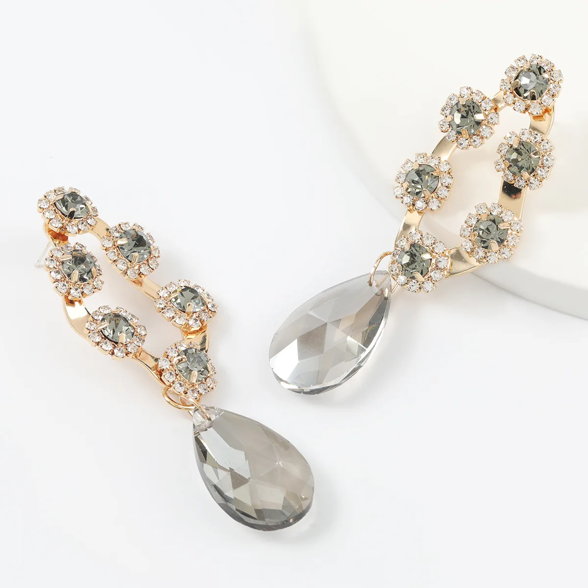 

2021 Spring New Fashion Metal Rhinestone Acrylic Earrings Female Creative Pop Party Jewelry Accessories