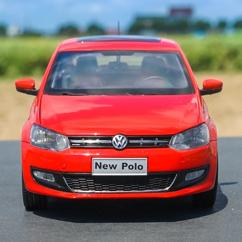 

Оригинальная Авторизованная модель автомобиля Volkswagen Polo из оригинального сплава 1:18 новая красная модель 2013 Миниатюрная модель классическо...