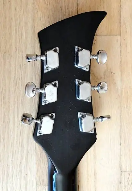 Изготовленная на заказ электрическая гитара такая же как фото но аппаратное