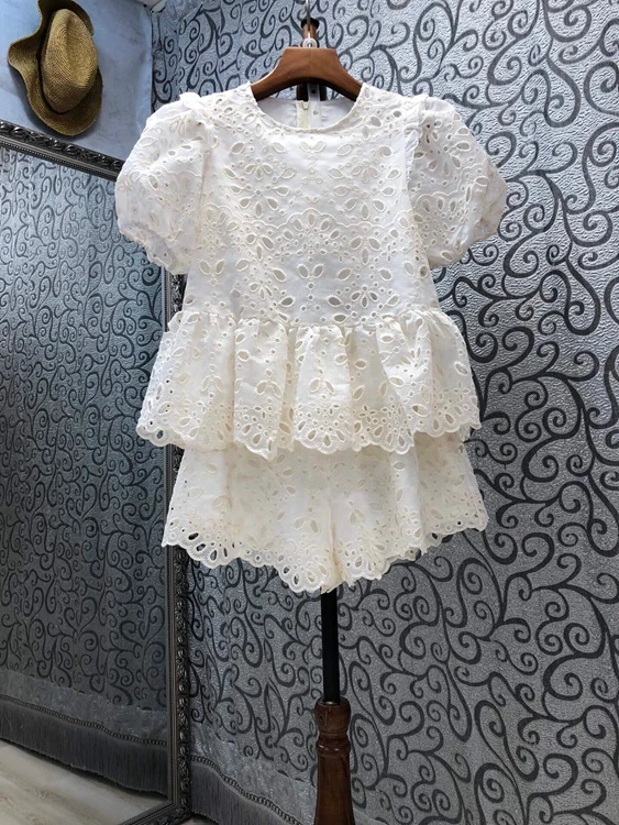 

2021 new women fashion round neck hollow embroidery lotus leaf pendulum bubble short-sleeved top + shorts set 609