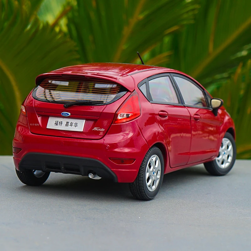 Оригинальная коробка 1:18 высокоточная модель автомобиля FORD FIESTA из сплава
