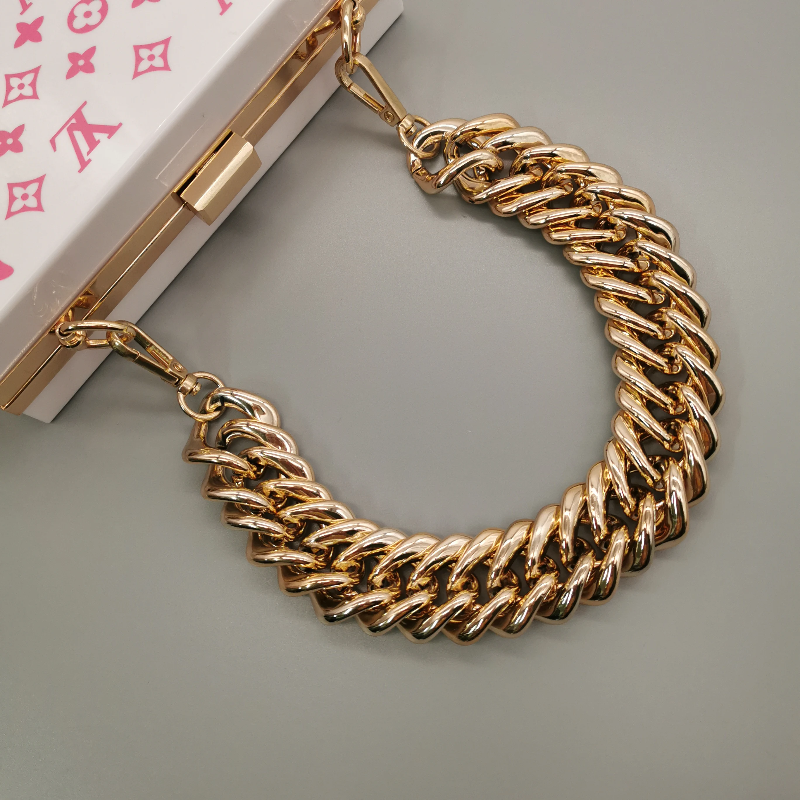 

38cm matte dazzling gold multicolor customizable square spiral acrylic chain bag with necklace accessories