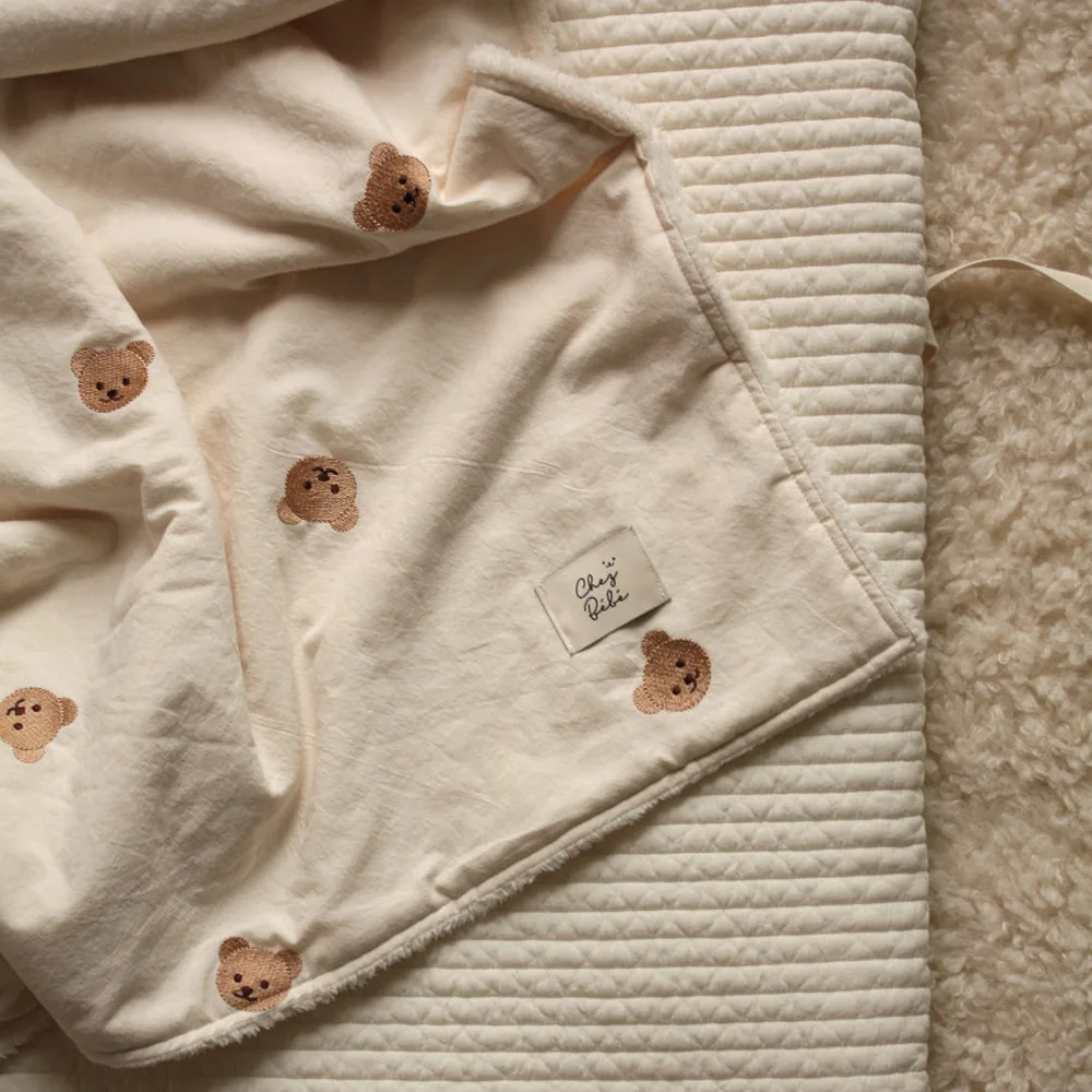 Детское одеяло с вышивкой Медвежонок | Мать и ребенок