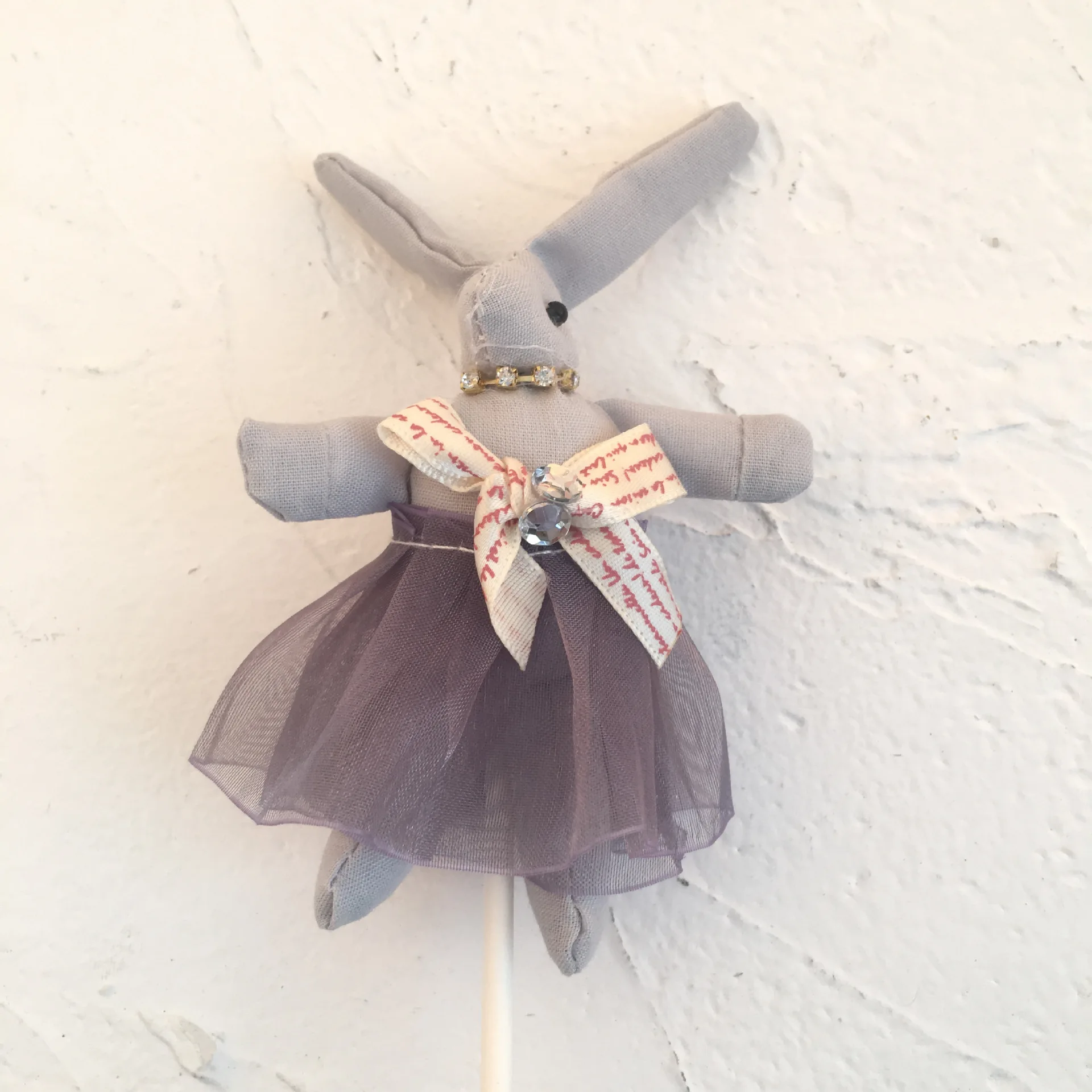 Торт фигурки жениха и невесты С милым бантом меховым помпоном в форме кролика