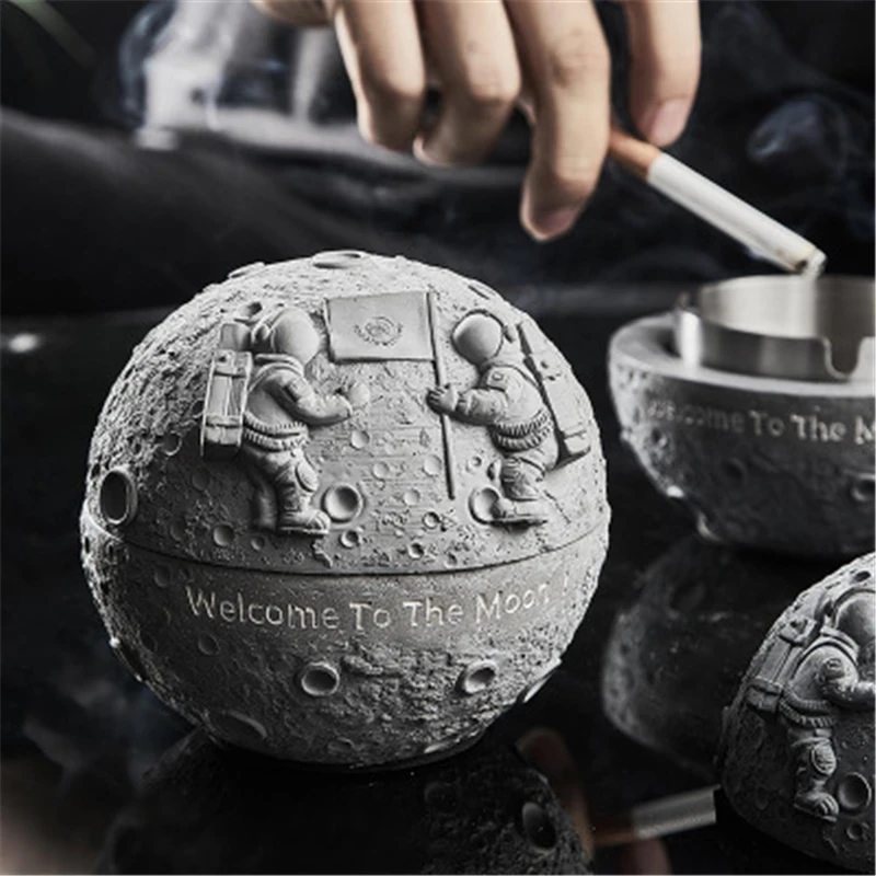 

Nordic Creative Astronaut Spaceman Ashtray With Lid Office Coffee Table Decoration Ashtray Ornaments Living Room Home Decor