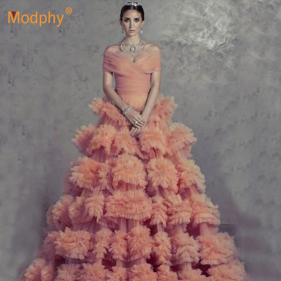 Женское длинное платье без рукавов вечернее многослойное с открытыми плечами и