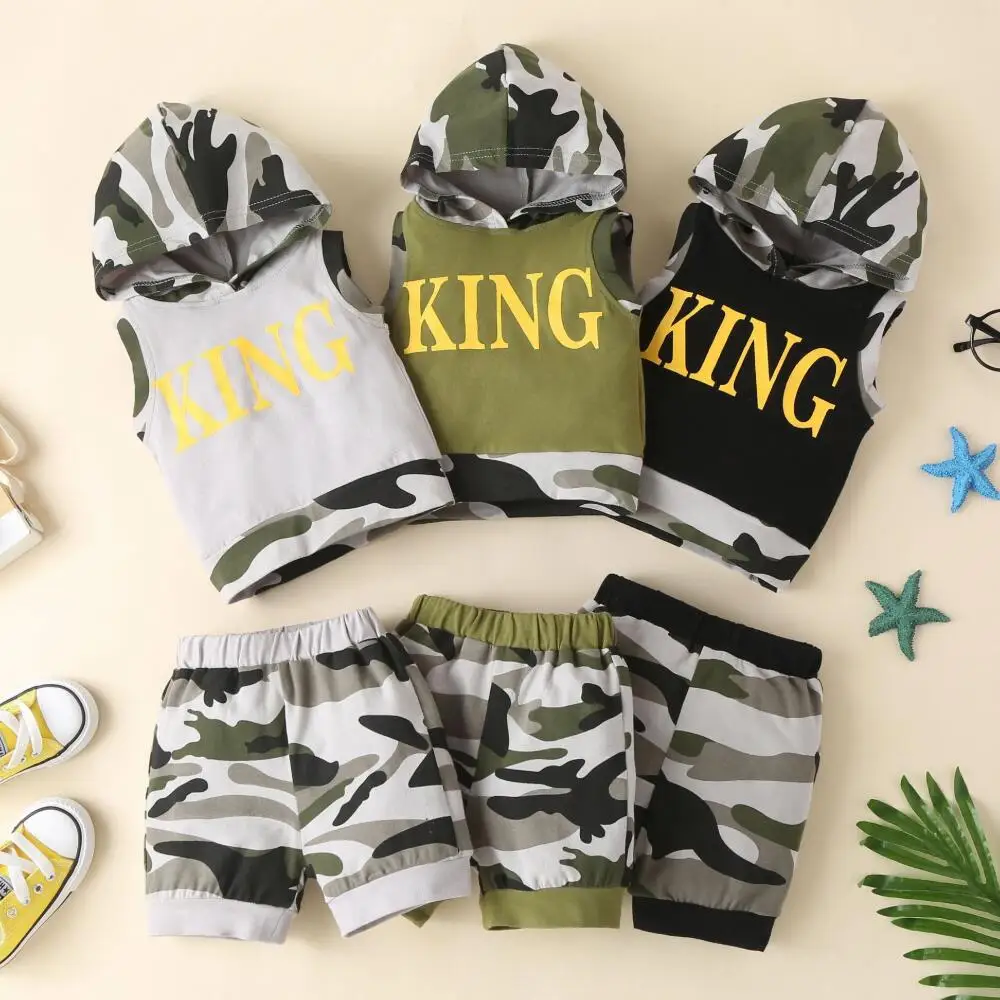 

Летняя одежда для маленьких мальчиков 2021, комплект детской одежды, камуфляжный жилет с капюшоном KING, футболка, топы и шорты, спортивный кост...