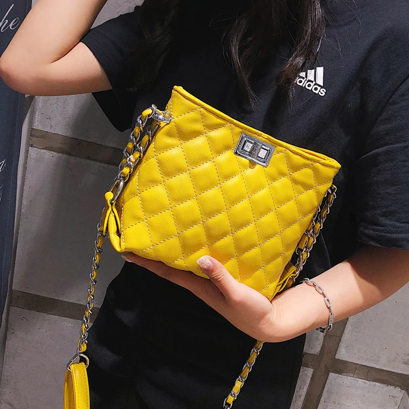 Новая маленькая женская сумка мессенджер на лето 2019 почтальонка с цепочкой белая