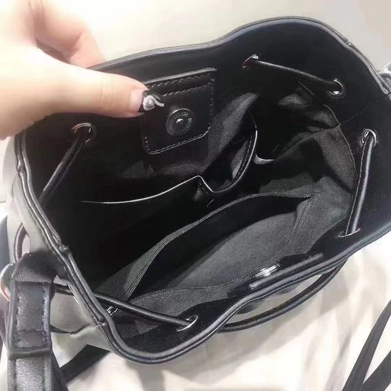 

[EAM] Women New Vintage Drawstring Bucket Bag PU Leather Personality All-match Crossbody Shoulder Bag Fashion Tide 2021 18A3541