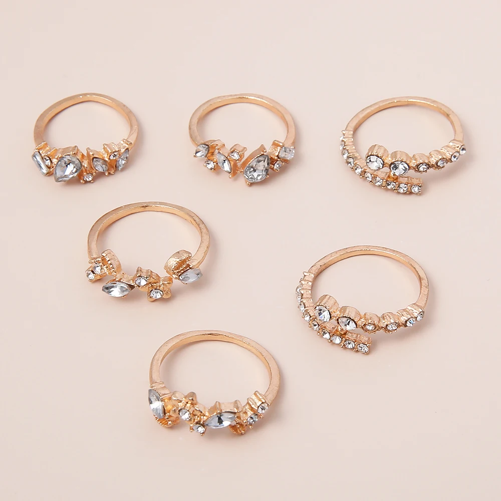 Набор больших золотых колец с прозрачными кристаллами простое стильное