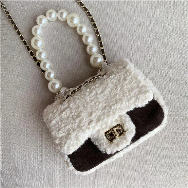 Шерстяная зимняя сумка женская через плечо мини с большой жемчужной ручкой