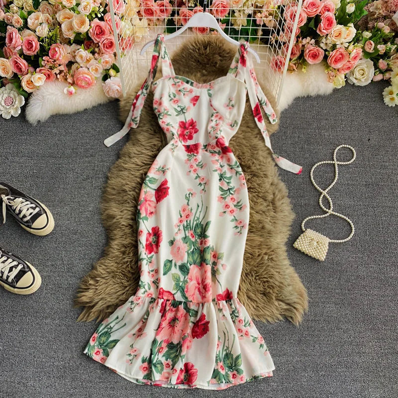 

Женское богемное мини-платье на бретелях-спагетти с цветочным принтом и V-образным вырезом