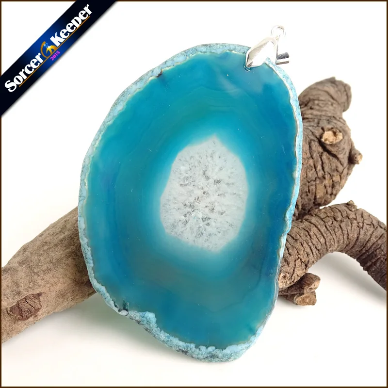 

Женское ожерелье с подвеской из драгоценных камней