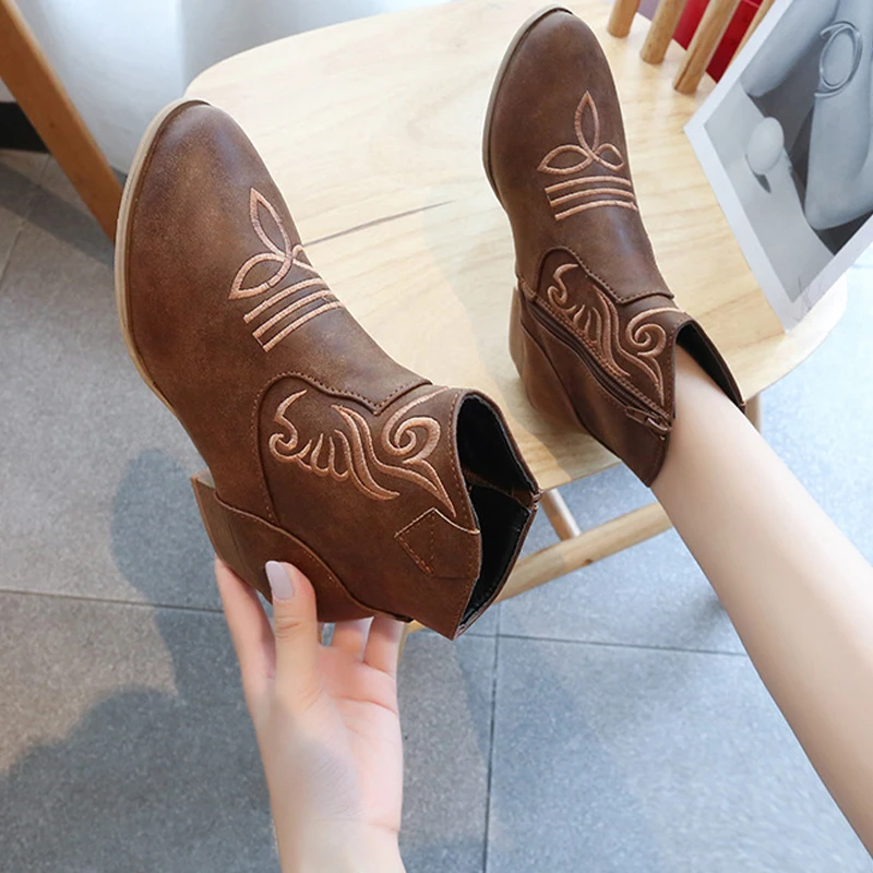 Женские ботильоны с вышивкой Осенняя женская повседневная кожаная обувь на