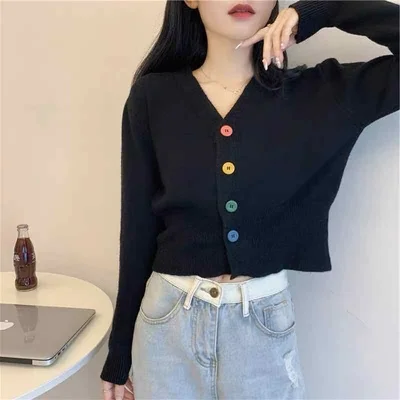 Женский облегающий короткий топ с v-образным вырезом и цветными пуговицами